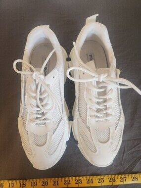 NEW Steve Madden White Sneakers Tennis Shoes